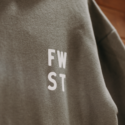 Chandail à capuchon - logo FWST – Image 3